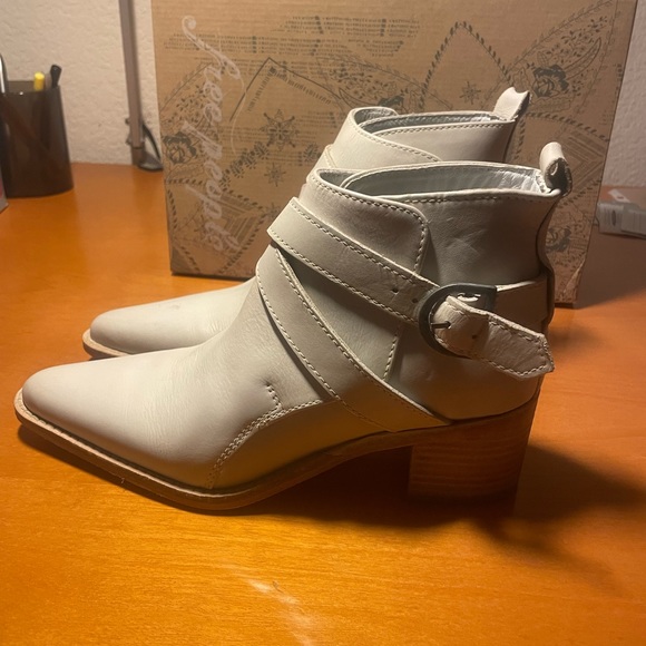 Back Loop Ankle Boot - Picture 4 of 5